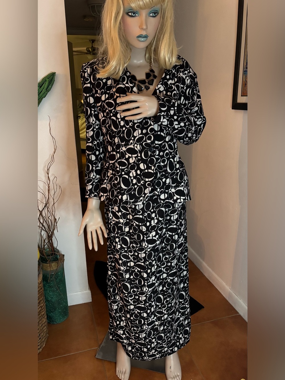 Women’s set Blazer & maxi skirt geometric design black/white & necklace GREAT